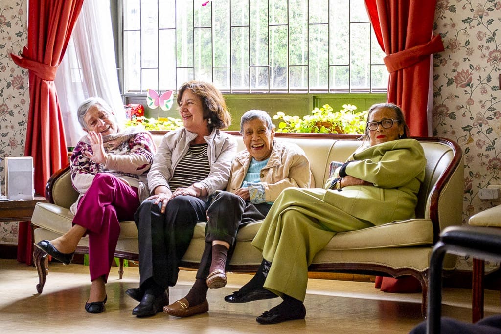 Adultos mayores felices por el cuidado y atención personalizada en Hogar Geriátrico en Bogotá